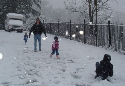 雪中玩耍
是不会对孩子的眼睛造成伤害的